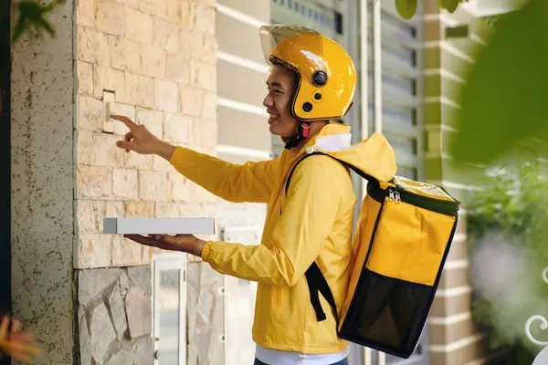 Χαμογελώντας Delivery Man Κουτί Πίτσα Χτυπάει Κουδούνι Στην Πόρτα Του — Φωτογραφία Αρχείου
