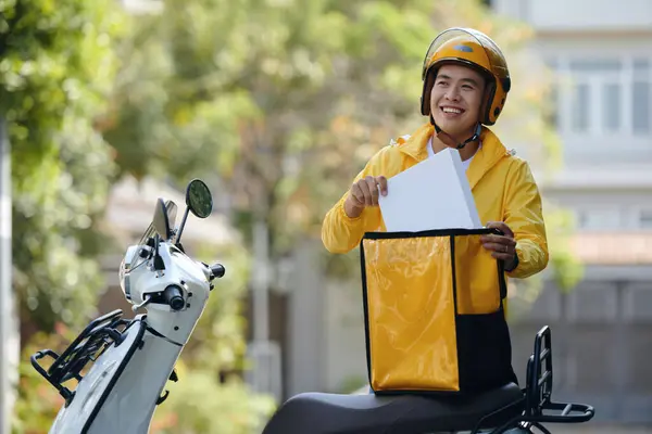 Sorrindo Mensageiro Vietnamita Levando Caixa Fora Saco — Fotografia de Stock