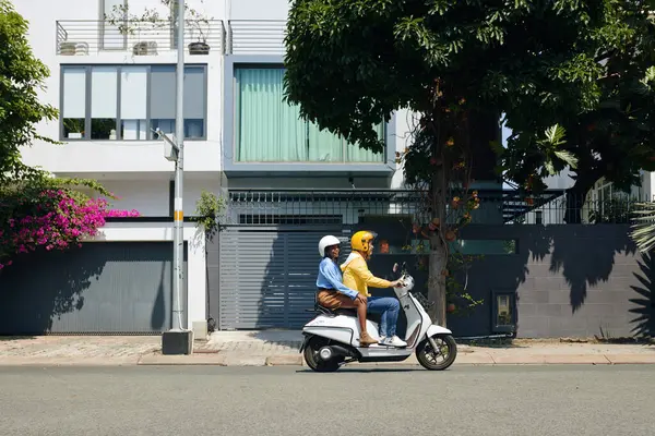 オフィスに着くためにバイクのタクシーサービスを使用している女性 — ストック写真