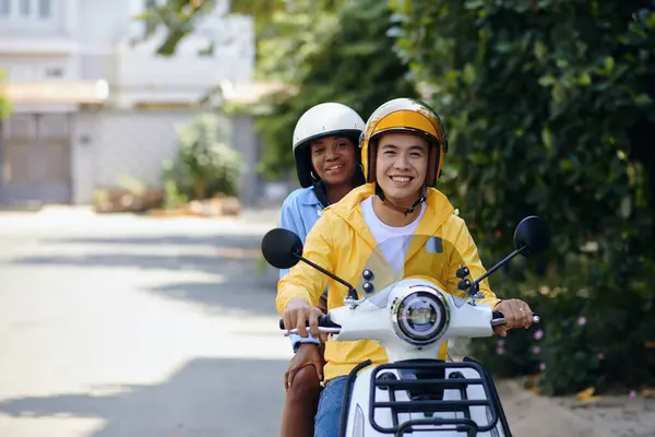 Motorbike Motorista Táxi Dando Passeio Para Mulher Feliz — Fotografia de Stock