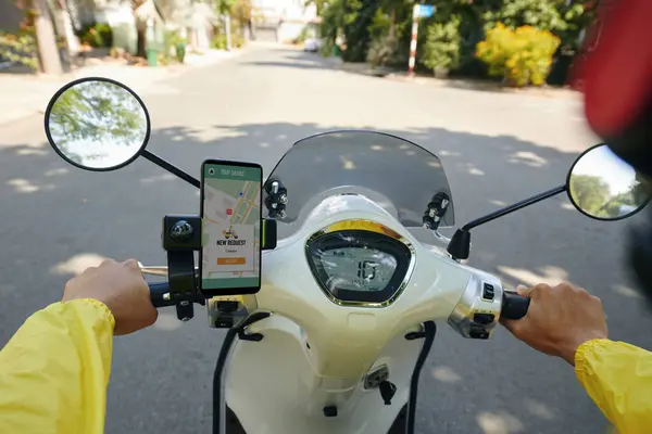 Pov Motorcykel Taxichaufför Kontrollera Nya Förfrågningar Mobil Applikation — Stockfoto