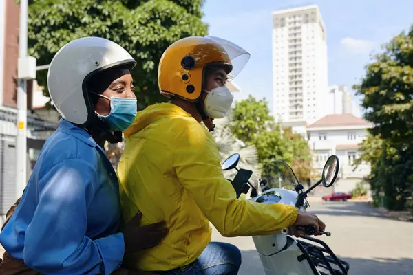 Femme Gaie Portant Masque Médical Lors Utilisation Service Taxi Moto — Photo