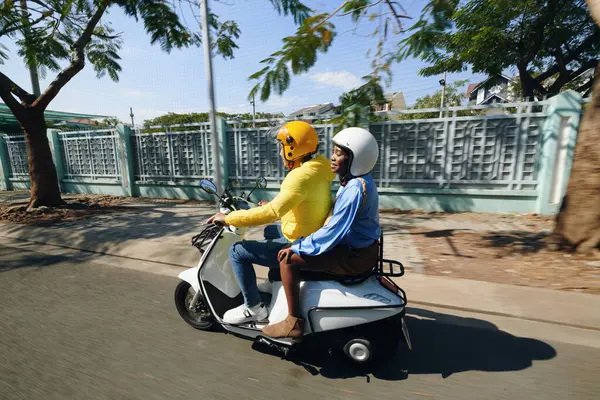 Motosikletli Taksi Şoförü Yolcuyla Gidiyor — Stok fotoğraf