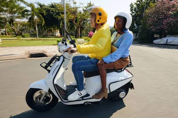 Glada Motorcykel Taxichaufför Och Passagerare Ridning Gatan — Stockfoto