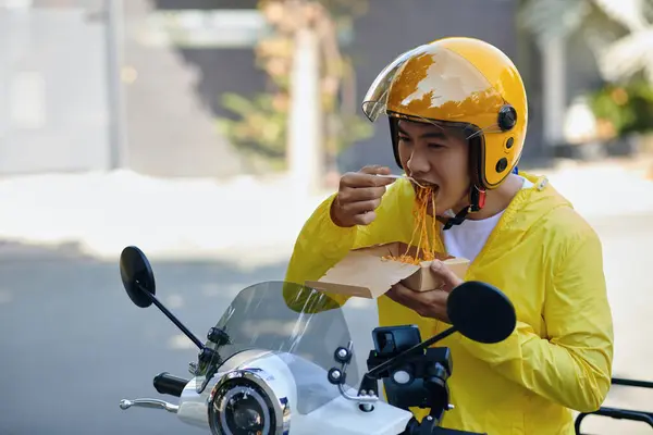 Motorista Vietnamita Táxi Moto Almoçando Entre Passeios — Fotografia de Stock