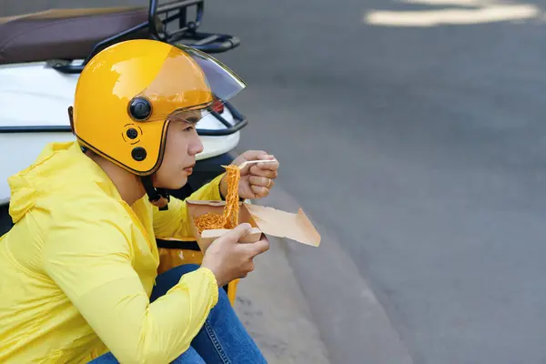 Motorista Táxi Moto Pensativo Sentado Beira Estrada Comendo Macarrão Para — Fotografia de Stock