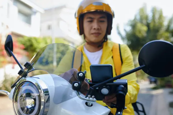 Homem Trabalhando Como Motorista Táxi Sentado Moto Definindo Aplicativo Móvel — Fotografia de Stock