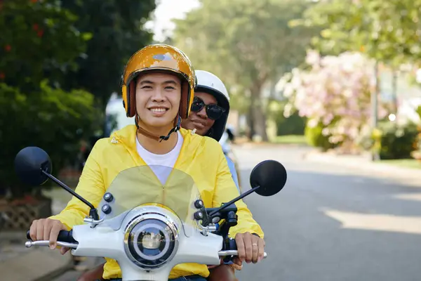 Retrato Sorridente Mototaxista Equitação Com Passageiro — Fotografia de Stock