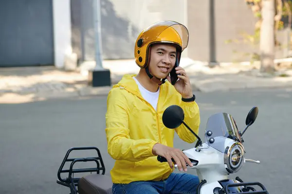 Motorista Táxi Moto Sorridente Chamando Passageiro — Fotografia de Stock