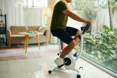 Sabahları evde bisiklete binen adam.