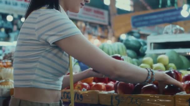 시장에서 사과를 아시아 여자의 — 비디오