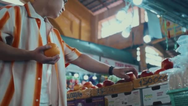 Sudut Rendah Orang Asia Muda Membeli Jeruk Dan Apel Pasar — Stok Video