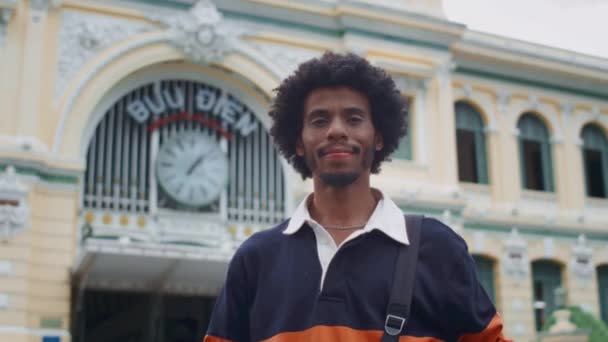 Retrato Bajo Ángulo Del Hombre Alegre Negro Sonriendo Cámara Pie — Vídeos de Stock