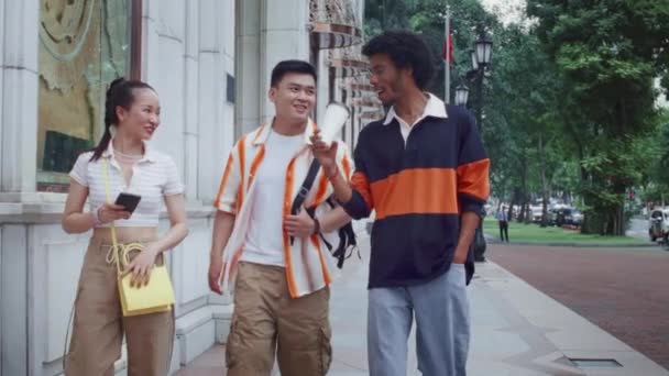 Отслеживание Медленной Съемки Разнообразной Группы Друзей Гуляющих Городу Выходные Дни — стоковое видео