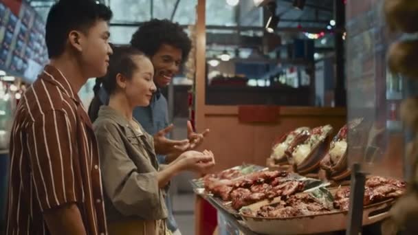 중심가에서 주말을 보내는 시장에서 음식을 다문화 친구의 — 비디오