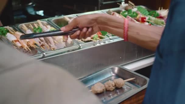 Visszapillantás Felismerhetetlen Emberekre Akik Húsnyársat Tesznek Tálcára Ebédet Vesznek Utcán — Stock videók
