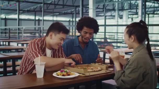 Mittlere Aufnahme Multiethnischer Menschen Die Leckere Pizza Street Food Café — Stockvideo