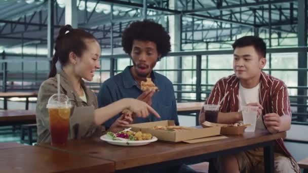 Medium Shot Van Drie Verschillende Vrienden Die Pizza Lunch Bezoeken — Stockvideo