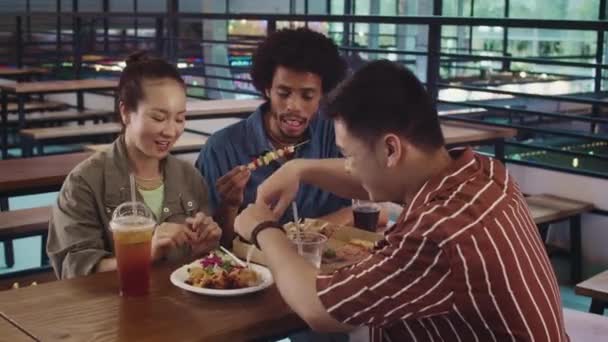 Medium Shot Van Multi Etnische Groep Vrienden Eten Kebab Salade — Stockvideo