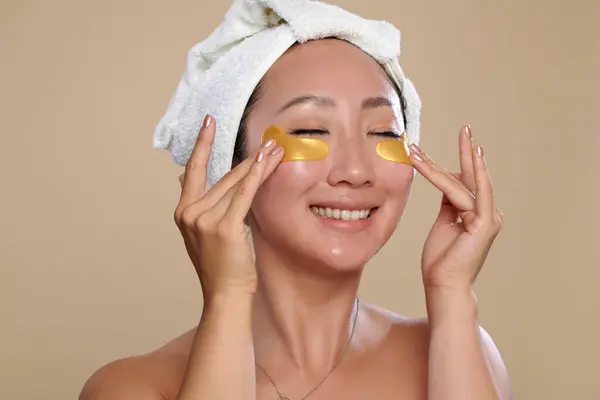 Happy Chinese Woman Applying Undereye Patches Shower — Stock Photo, Image
