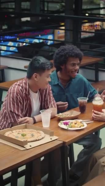 Vertikale Aufnahme Von Multirassischen Freunden Die Street Food Zum Mittagessen — Stockvideo
