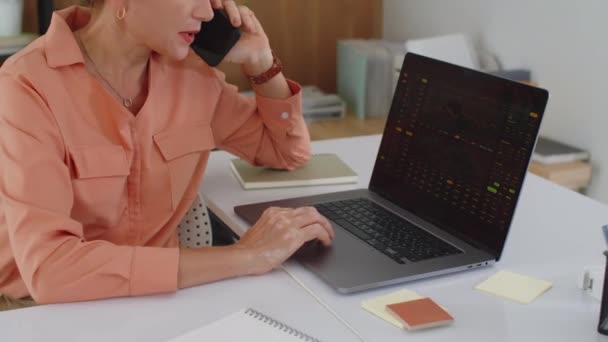 Обрізаний Знімок Жіночого Аналітика Використанням Бездротового Ноутбука Відкритою Фінансовою Діаграмою — стокове відео