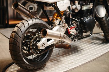 Motosiklet egzoz borusunun kesilmiş görüntüsü