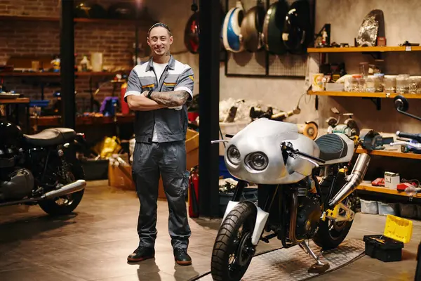 Retrato Del Reparador Sonriente Trabajando Garaje Para Motocicletas —  Fotos de Stock