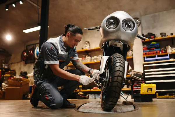 Reparador Sonriente Cambiando Neumáticos Motocicleta —  Fotos de Stock