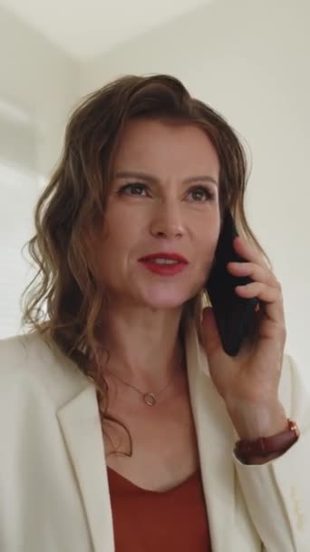 Imagem Vertical Empresária Feminina Positiva Chamando Cliente Smartphone Dentro Casa — Vídeo de Stock