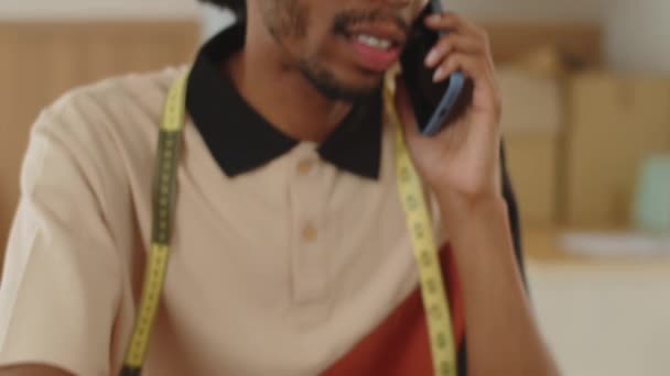 Genç Afrikalı Amerikalı Bir Terzi Müşterisiyle Telefonda Konuşuyor — Stok video