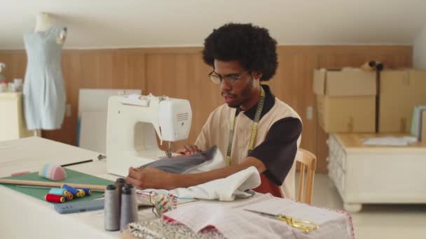 Tiro Medio Los Clientes Costura Sempster Afroamericanos Camiseta Máquina Coser — Vídeo de stock
