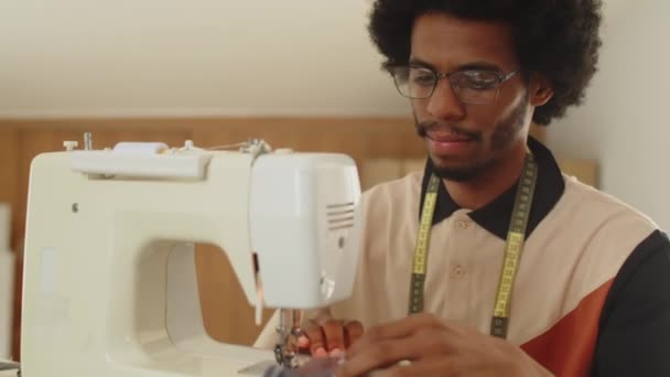 Tilt Shot Black Penssive Male Specialist Working Sewing Machine Atelier — Vídeo de stock