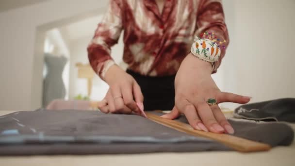 縫製工場で働いている間 チョークで生地を印刷する認識できない女性の手のひら — ストック動画