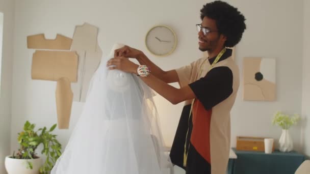 Mediano Tiro Largo Alcantarillado Afroamericano Masculino Tratando Vestido Novia Blanco — Vídeo de stock