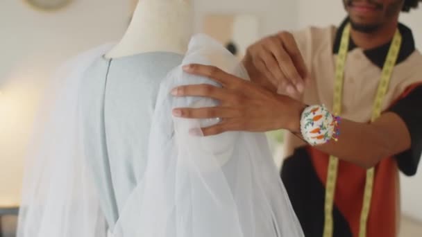 Concentre Mãos Alfaiate Masculino Anexando Mangas Vestido Noiva Trabalhando Estúdio — Vídeo de Stock