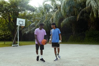 Aktif siyahi erkekler sokak basketbolundan önce spordan bahsediyorlar