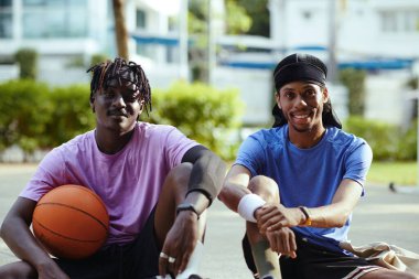 Neşeli sokak oyuncuları oyundan sonra dinleniyor