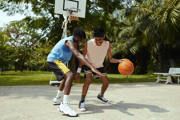 Amigos Alegres Jugando Streetball Después Del Trabajo — Foto de Stock