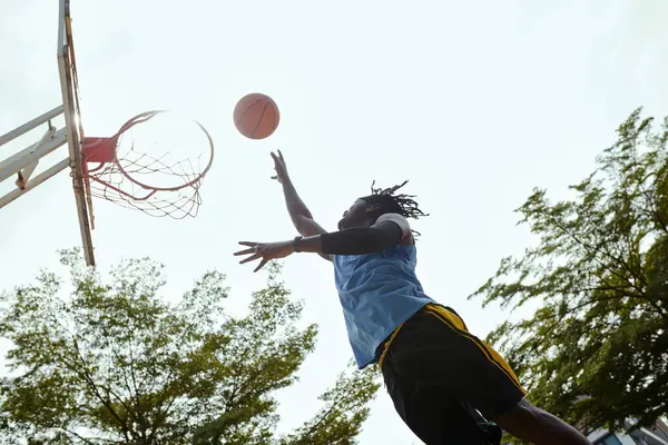 Игрок Бросает Мяч Корзину Играет Открытом Воздухе — стоковое фото