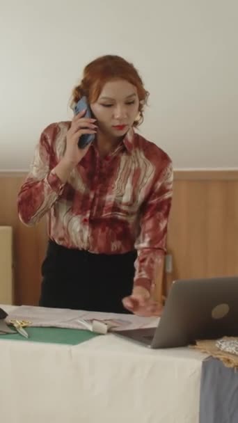 Gambar Vertikal Saluran Pembuangan Perempuan Asia Berbicara Dengan Klien Ponsel — Stok Video