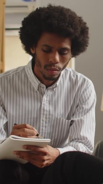 Imagem Vertical Psicólogo Afro Americano Ouvindo Pacientes Preenchendo Formulários Durante — Vídeo de Stock