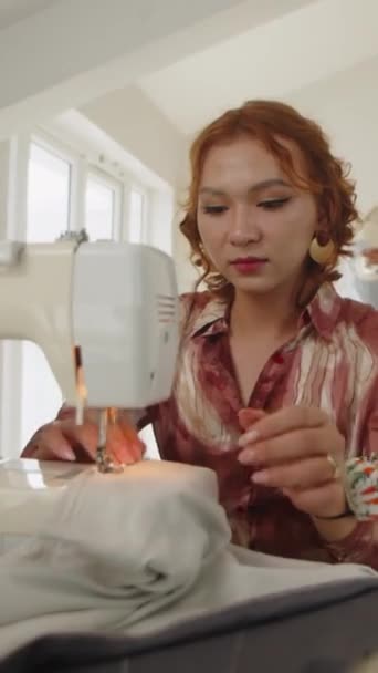 ワークショップでミシンを縫う女性ドレスメーカーの垂直ショット — ストック動画