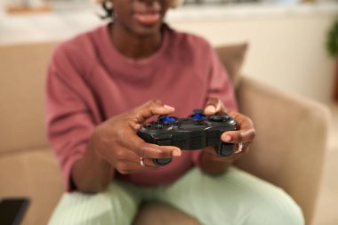 Siyah kızın video oyunu oynarken kırpılmış görüntüsü