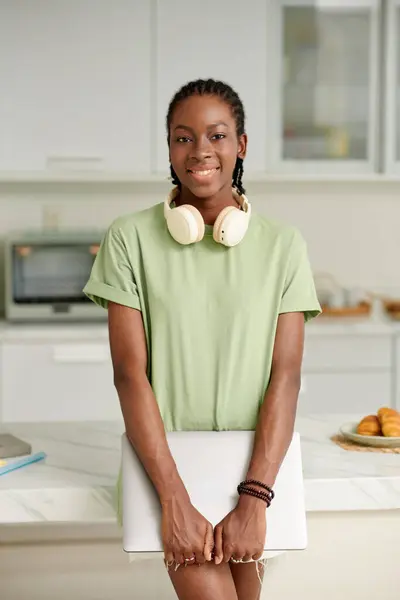 Retrato Adolescente Sorridente Menina Negra Com Laptop Cozinha — Fotografia de Stock