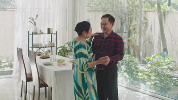 中年男人和女人在家里客厅里吃饭前跳舞聊天的镜头 — 图库视频影像