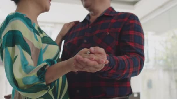Vágott Kép Házastársakról Akik Kéz Kézben Táncolnak Beszélgetnek — Stock videók