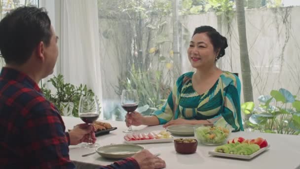 Potret Sedang Dari Pasangan Asia Tua Minum Anggur Merah Duduk — Stok Video