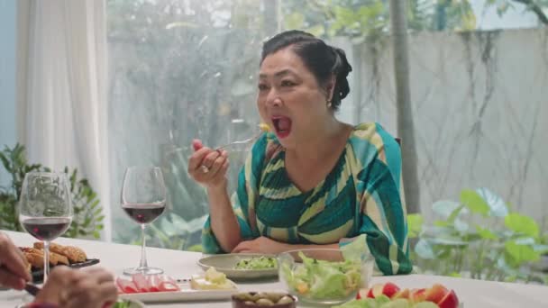 집에서 낭만적 신선한 샐러드를 남편과 이야기하는 성숙한 아시아 여성의 — 비디오