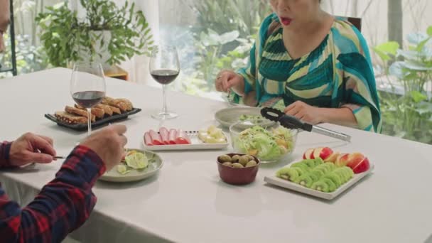 Recorte Los Cónyuges Teniendo Una Cena Romántica Con Vino Ensaladas — Vídeos de Stock